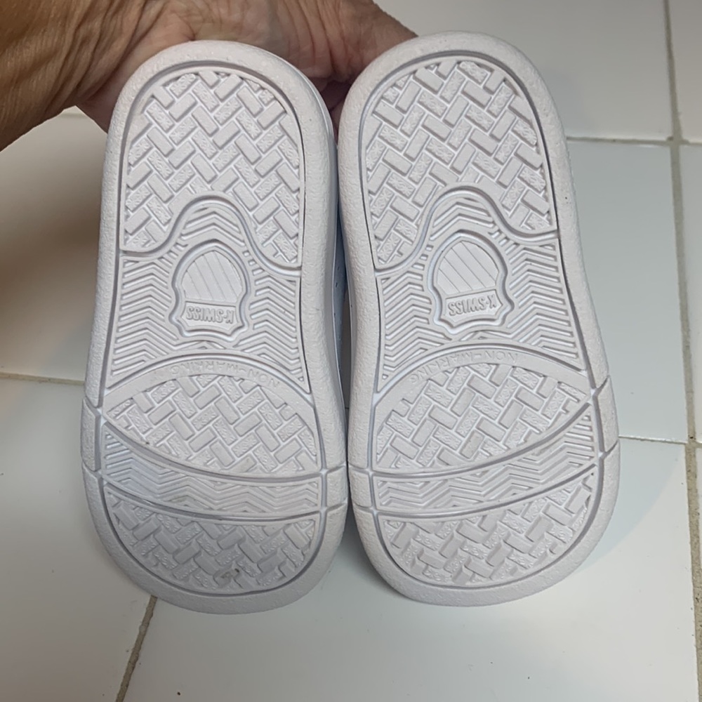 4.5 unisex KSwiss velcro slip on sneakers NWOT. Pristine condition - Picture 4 of 5